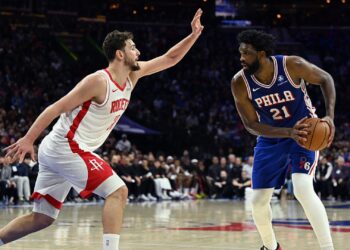 O Philadelphia 76ers venceu o Houston Rockets na prorrogação