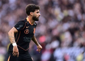 Yuri Alberto perdeu um pênalti e marcou um gol no empate entre Corinthians e Santos