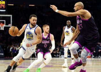 Curry foi o destaque dos Warriors na vitória sobre os Wolves