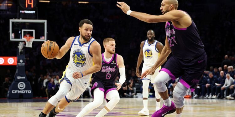 Curry foi o destaque dos Warriors na vitória sobre os Wolves