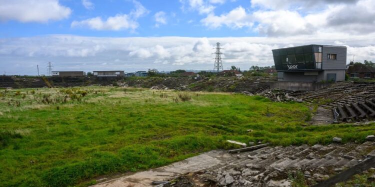 Estádio abandonado com capacidade para mais de 30 mil torcedores vai finalmente ser reformado