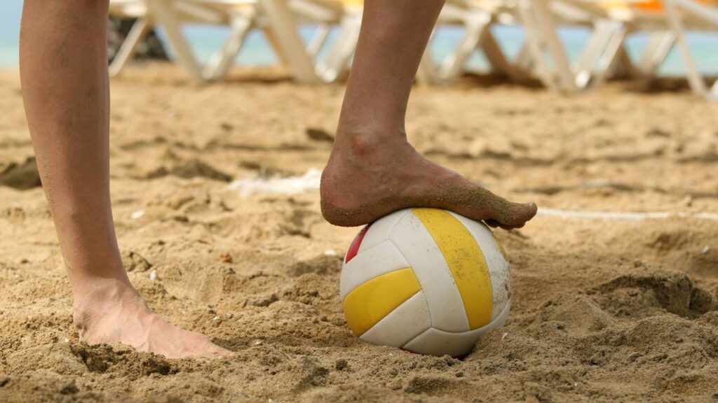 3 esportes para praticar na praia e aproveitar melhor o verão