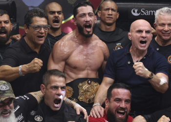 João Dantas venceu e comemorou com policiais militares - Foto: Hugo Elevaty Esportes