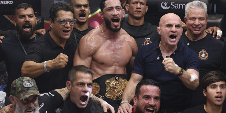 João Dantas venceu e comemorou com policiais militares - Foto: Hugo Elevaty Esportes