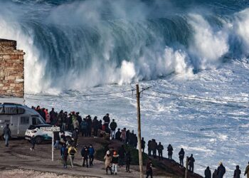 Como Nazaré possui ondas com mais de 25 metros que deixam todos de queixo caído