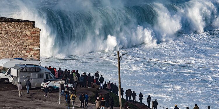 Como Nazaré possui ondas com mais de 25 metros que deixam todos de queixo caído