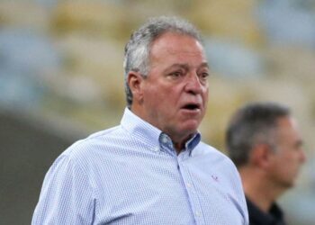 Abel Braga durante jogo no Maracanã