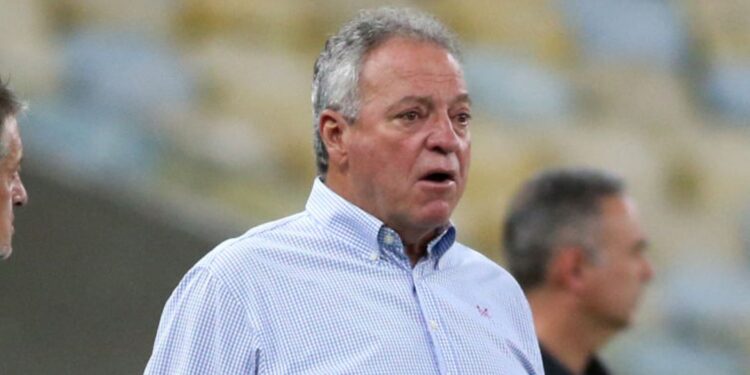Abel Braga durante jogo no Maracanã