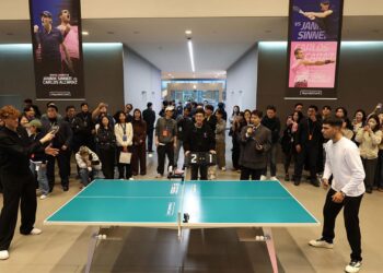 Alcaraz e Sinner em duelo no tênis de mesa