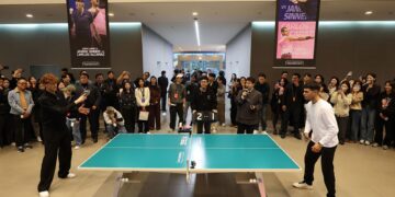 Alcaraz e Sinner em duelo no tênis de mesa