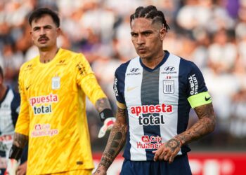 Paolo Guerrero durante jogo do Alianza Lima