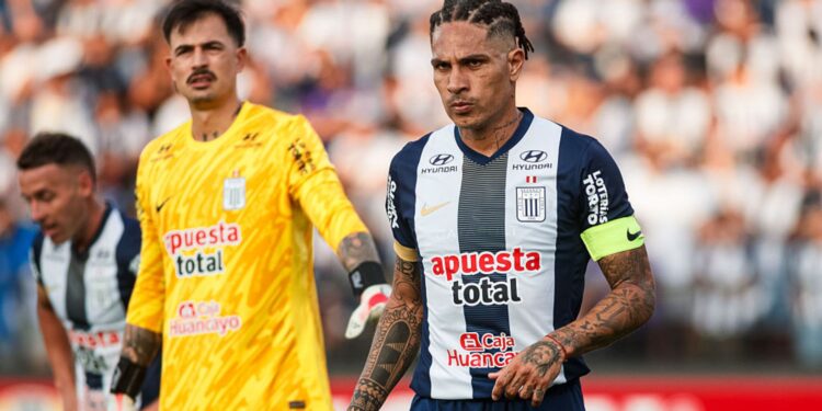 Paolo Guerrero durante jogo do Alianza Lima