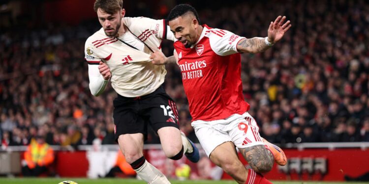 Lance do jogo entre Arsenal e Liverpool