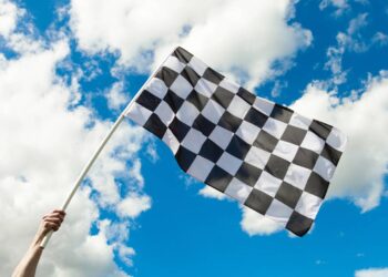Por que a bandeira final da F1 é quadriculada? A origem de um dos maiores símbolos do automobilismo