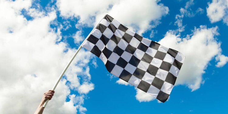 Por que a bandeira final da F1 é quadriculada? A origem de um dos maiores símbolos do automobilismo