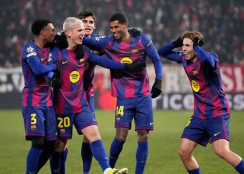 Jogadores do Barcelona comemorando gol