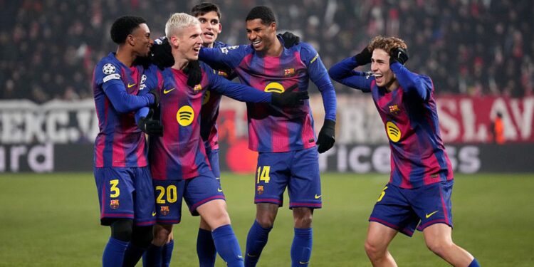 Jogadores do Barcelona comemorando gol