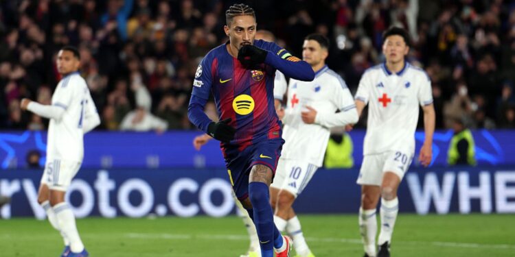 Raphinha comemorando gol pelo Barcelona