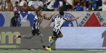 Danilo e Vitinho comemorando gol do Botafogo contra o Cruzeiro