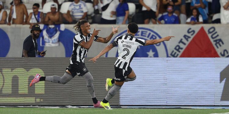 Danilo e Vitinho comemorando gol do Botafogo contra o Cruzeiro