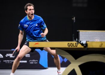 Hugo Calderano durante partida de tênis de mesa