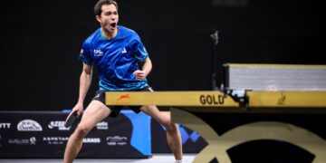 Hugo Calderano durante partida de tênis de mesa