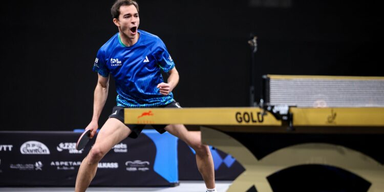 Hugo Calderano durante partida de tênis de mesa