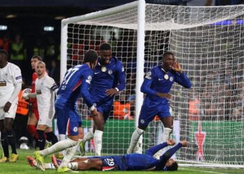 Jogadores do Chelsea comemorando gol