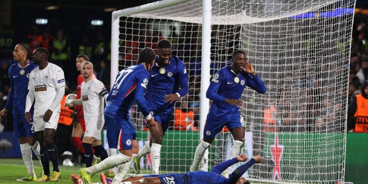 Jogadores do Chelsea comemorando gol