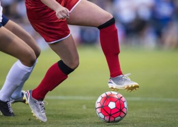 Tração perfeita que reduz escorregões e melhora cada passe e finalização - Créditos: depositphotos.com / yobro10