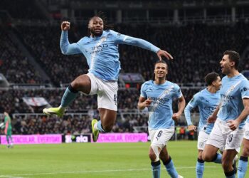 Jogadores do Manchester City comemorando gol