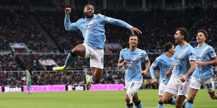 Jogadores do Manchester City comemorando gol