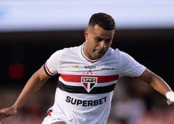 Na mira do Corinthians: Alisson durante jogo do São Paulo