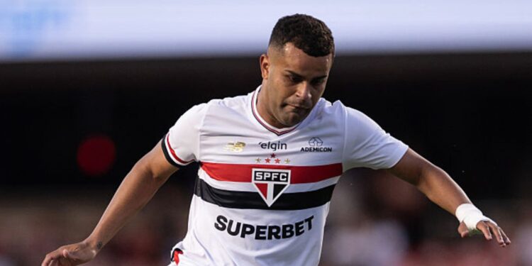 Na mira do Corinthians: Alisson durante jogo do São Paulo