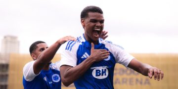 Cruzeiro comemora primeiro gol marcado na final da Copinha