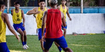 Elenco do Águia de Marabá durante treino na Copinha
