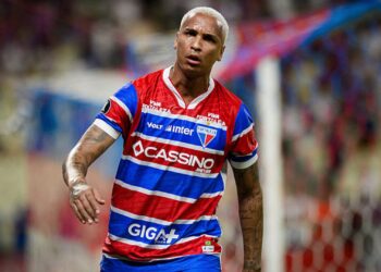 Deyverson com a camisa do Fortaleza