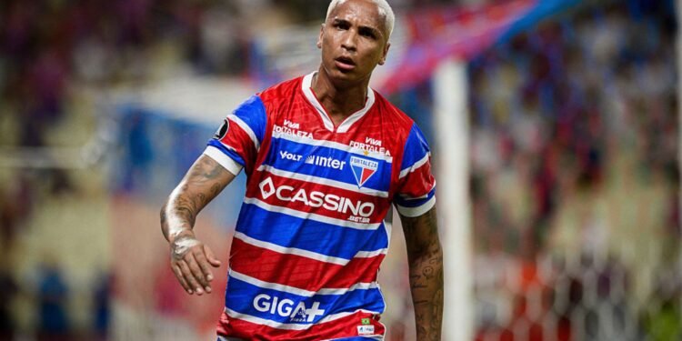 Deyverson com a camisa do Fortaleza