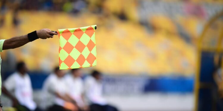 Regra que transformou o futebol em um jogo equilibrado e estratégico - Créditos: depositphotos.com / daykung