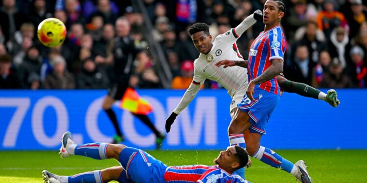 Estevão durante jogo contra o Crystal Palace