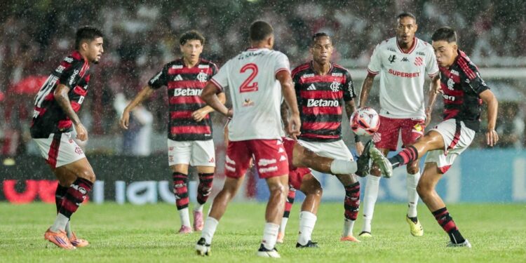Lance do jogo entre Bangu e Flamengo