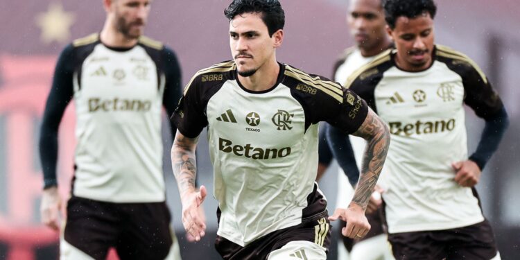 Pedro durante treino do Flamengo