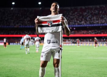 Luciano comemorando gol contra o Flamengo