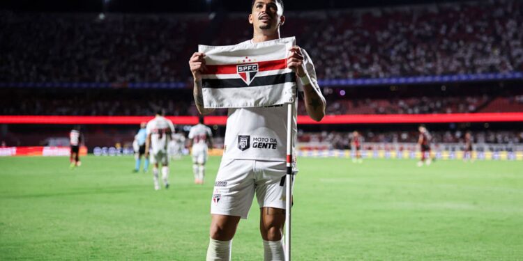 Luciano comemorando gol contra o Flamengo