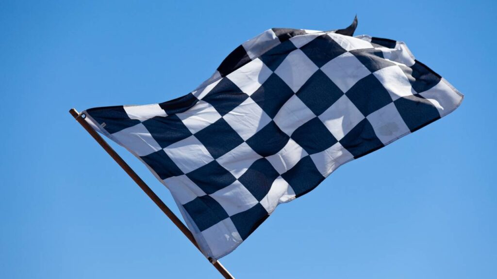 Será que você conhece as bandeiras usadas na F1? Entenda o que significam