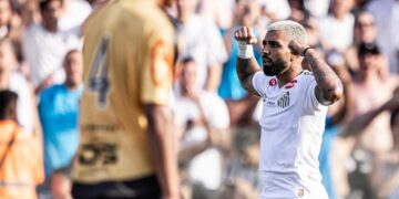 Gabigol comemorando seu gol pelo Santos