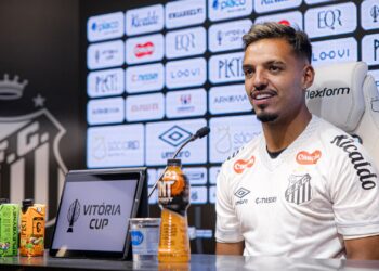 Gabriel Menino durante apresentação no Santos