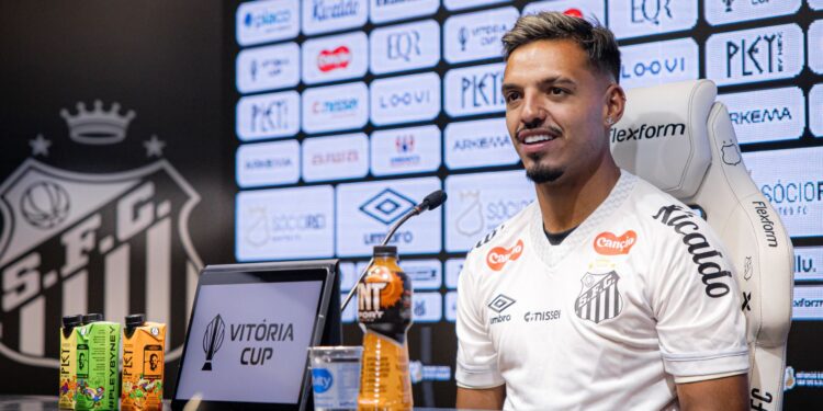 Gabriel Menino durante apresentação no Santos