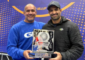 Júlio César Pereira e Gabriel Rainho com o troféu de campeão do Europeu de Jiu-Jitsu — Foto: Divulgação