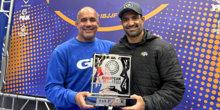 Júlio César Pereira e Gabriel Rainho com o troféu de campeão do Europeu de Jiu-Jitsu — Foto: Divulgação